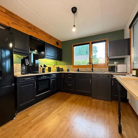 6 Personnes Dans Avec Piscine Et Tennis Villa