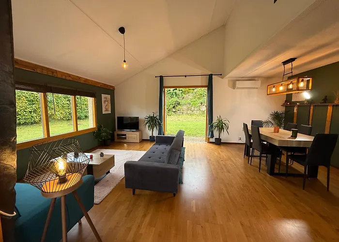 6 Personnes Dans Avec Piscine Et Tennis Вилла